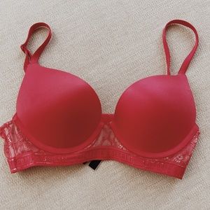 Red Bombshell VS Bra